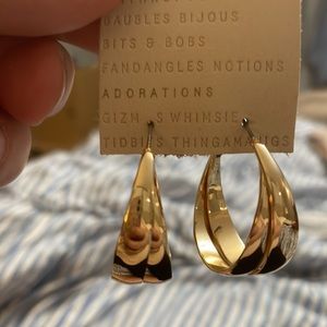 Great and easy gift! NWT Anthropologie Ribbon Hoop Earring in Gold—a Classic!